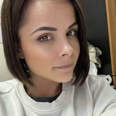 Молодая женщина с каре и выразительными бровями, смотрит в камеру